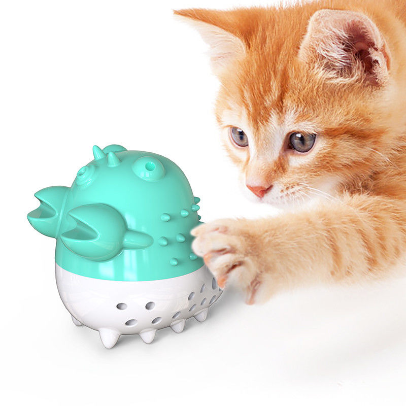 ザリガニ猫の手入れをすることは歯ブラシの咀嚼の球のイヌハッカのクリーニングに音が付いている手入れをする歯のおもちゃ用具を使い、