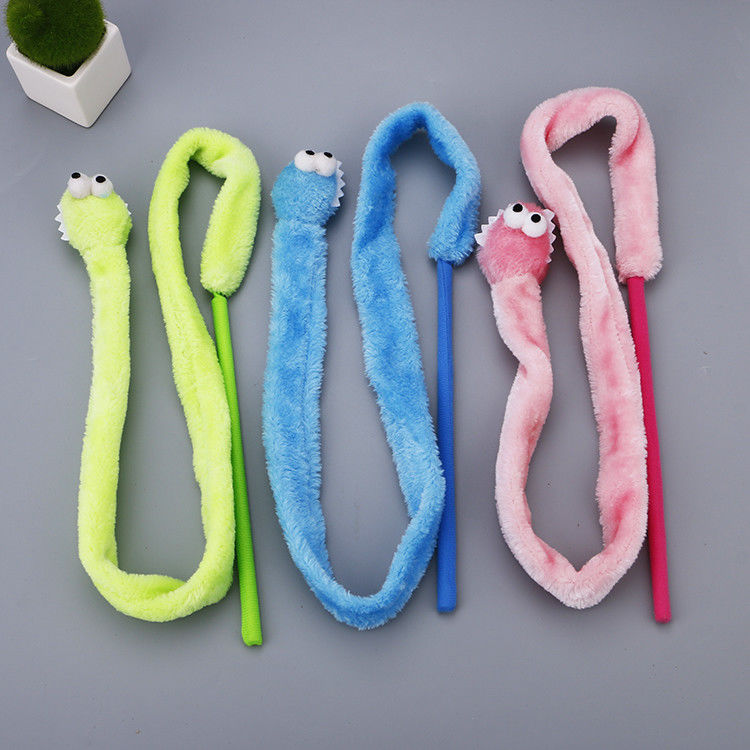 かわいい耐久猫のおもちゃのティーザー ヘビの形の子ネコのPlush細い棒31g
