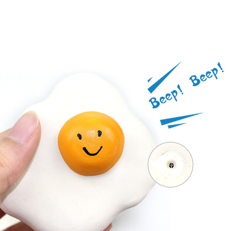 卵のピカピカの咀嚼犬ペットは乳液のシミュレーションの非有毒な相互をもてあそぶ
