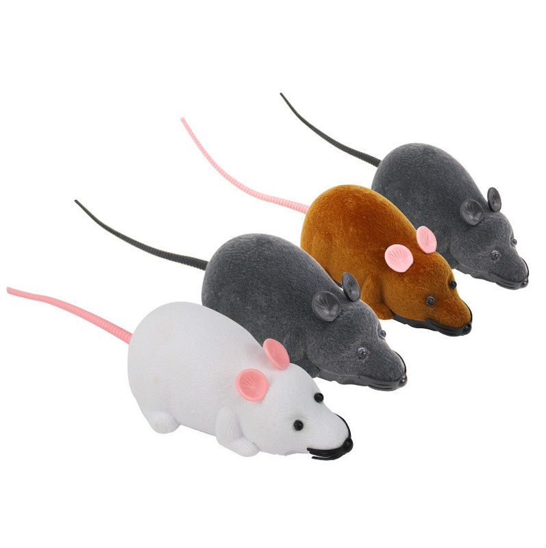 猫ペットをする新型のギフトのトリックは無線リモコンのラットのおもちゃをもてあそぶ