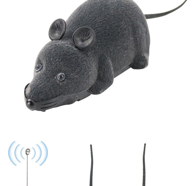 猫ペットをする新型のギフトのトリックは無線リモコンのラットのおもちゃをもてあそぶ