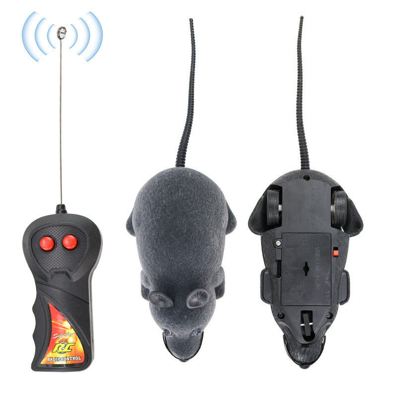 猫ペットをする新型のギフトのトリックは無線リモコンのラットのおもちゃをもてあそぶ