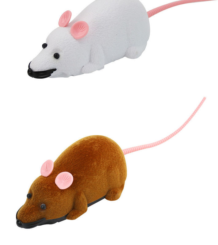 猫ペットをする新型のギフトのトリックは無線リモコンのラットのおもちゃをもてあそぶ